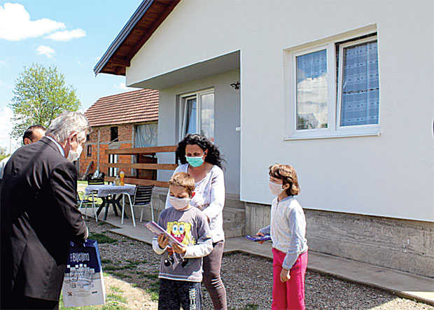 Кућу су изгубили у поплавама, а после шест година поново имају свој кров над главом: Шесточлана породица Станојловић у новом дому